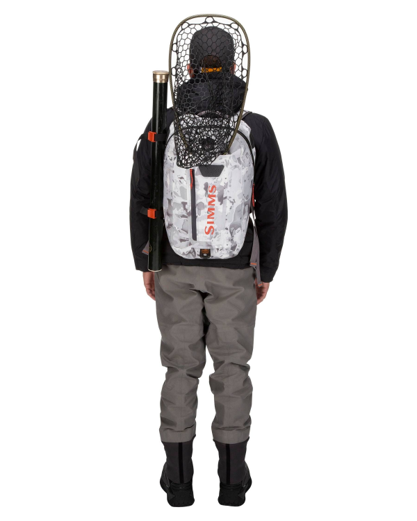 Simms Dry Creek Z Backpack Cloud Camo Grey Model Back Simms Dry Creek Z Backpack Cloud Camo Grey Model Back